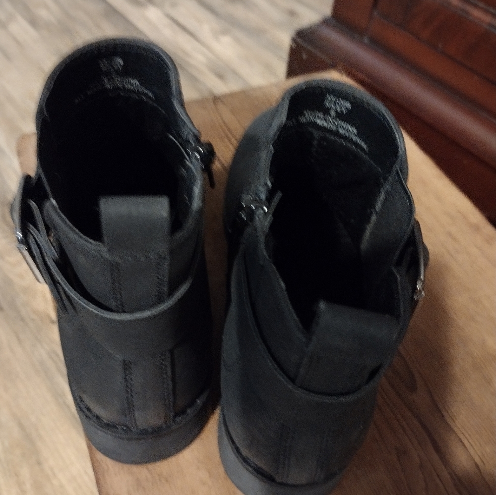 Black Ankle Boots, Size 8 , Solid Pattern With Bu… - image 5